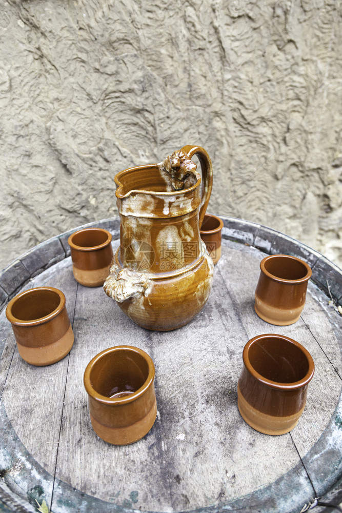 工作古老的陶器一个旧罐子和些眼镜古董及收藏品的细节水壶手工制作的图片