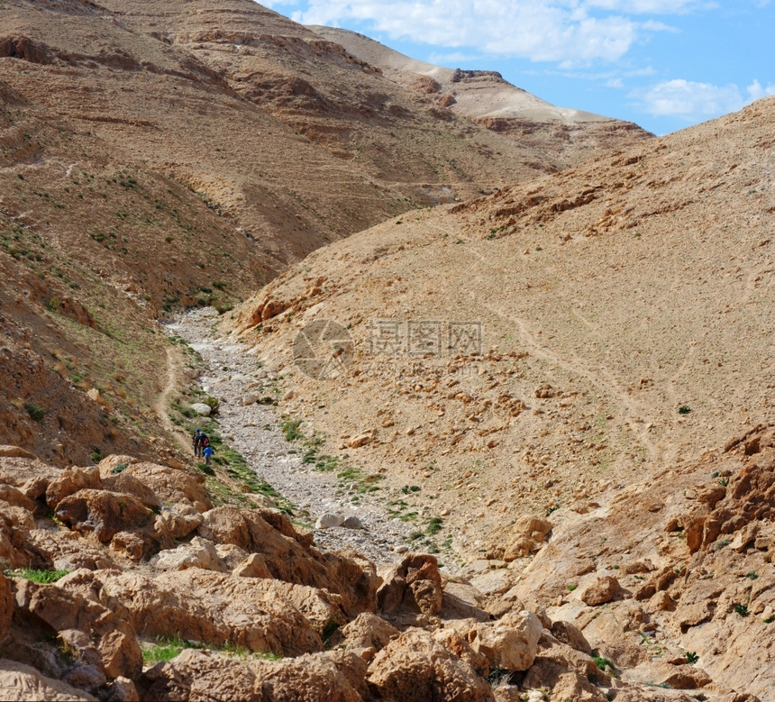 爬坡道以色列内盖夫阿拉德附近的沙漠峡谷KidodCeek蓝色的自然图片