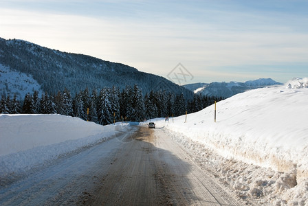 在意大利北部多洛米特人区的一幅闪光冬季景象路崎岖地区图片