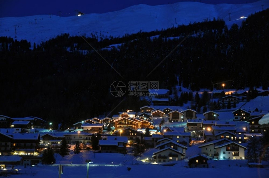 路城市夜间Ski村楼顶有斜坡灯在意大利阿尔卑斯山Livigno拍摄树图片