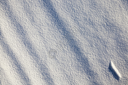 雾凇美丽冬季雪在下后出现冬季的雪流在天飘动季风暴图片