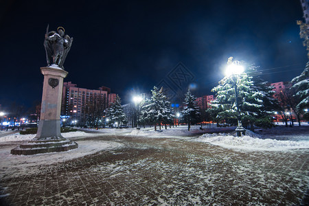 雪季的夜间公园图片