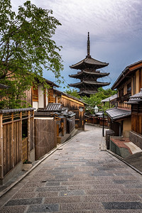 宝塔街城市电的景观上午YasakaPagoda和SannenZaka街日本京都Gion背景
