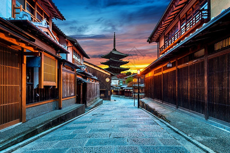 建筑学东山日本京都八坂塔和三年街灯图片