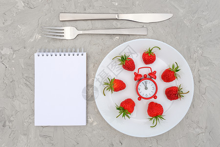 草莓闹钟桌子水果高清图片