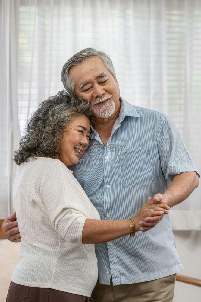 乐趣曼谷亚洲夫妇祖父母跳舞和拥抱带着快乐的心情在家中浪漫与情人节或结婚纪念日爱人长寿与老年社会温暖的家庭和幸福概念温暖的家庭屋图片
