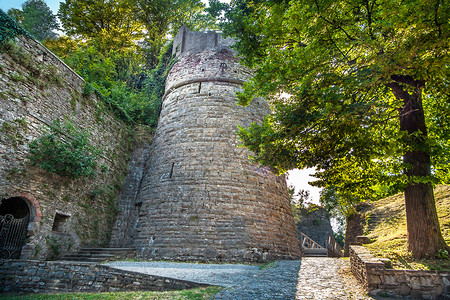 墙纪念碑游客意大利伦巴第贝加莫老城高清图片
