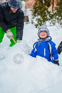 冬天雪地里玩耍的孩子图片
