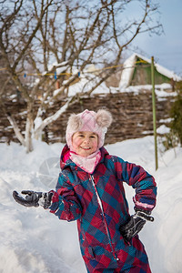 冬天雪地里玩耍的小女孩图片