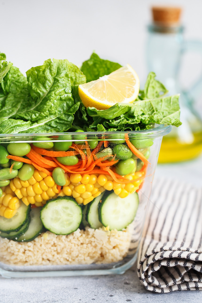 自制卷心菜营养玻璃盒配新鲜生蔬菜沙拉健康膳食谱准备玻璃容器中的健康素食菜肴植物绿色生活理念有机天然食品图片