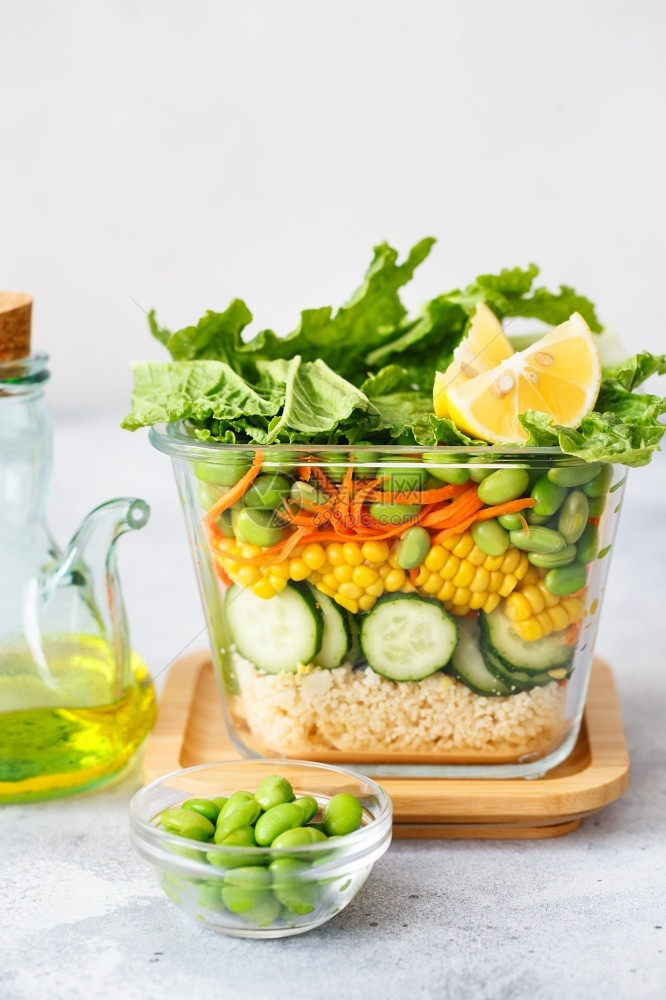 玻璃盒配新鲜生蔬菜沙拉健康膳食谱准备玻璃容器中的健康素食菜肴植物绿色生活理念有机天然食品自罐头营养图片