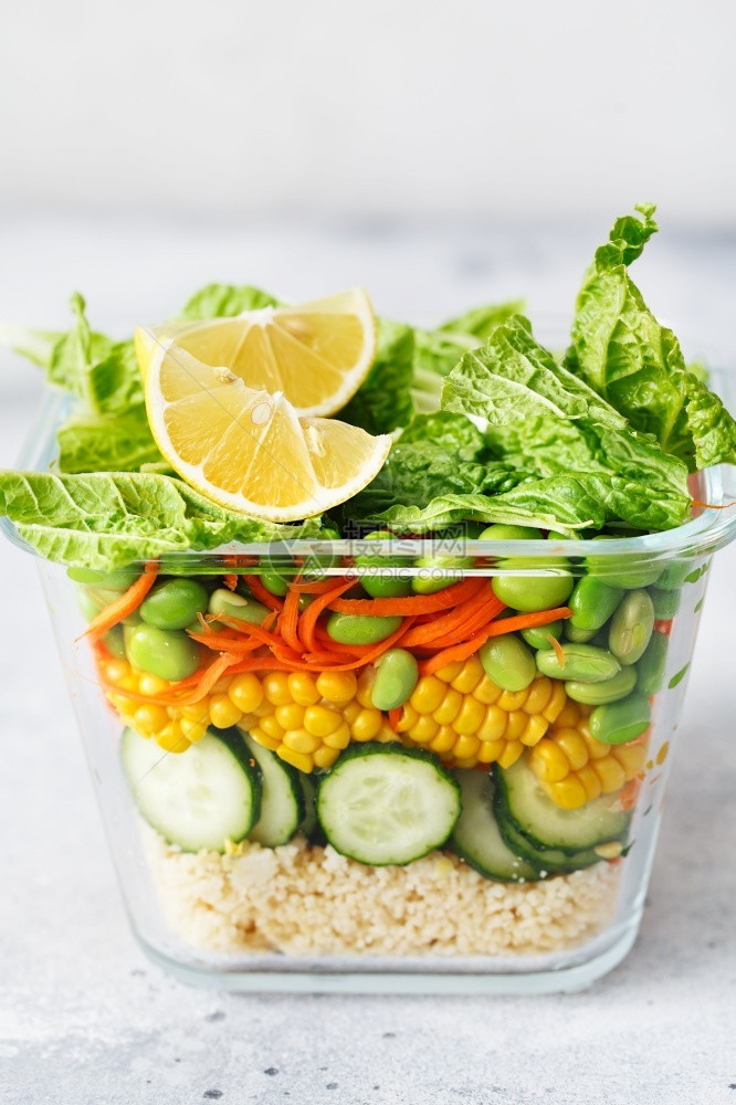 贮存玻璃盒配新鲜生蔬菜沙拉健康膳食谱准备玻璃容器中的健康素食菜肴植物绿色生活理念有机食品活的罐头图片