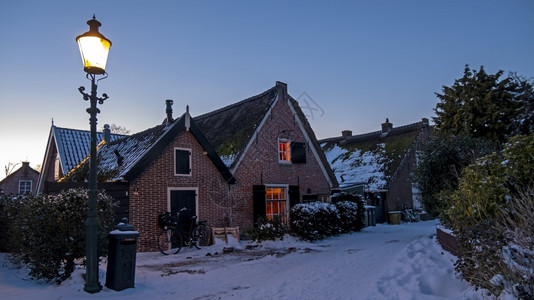 冬季荷兰农村的白雪古老传统杜丘族住宅区来自荷兰欧罗巴景观冬天图片
