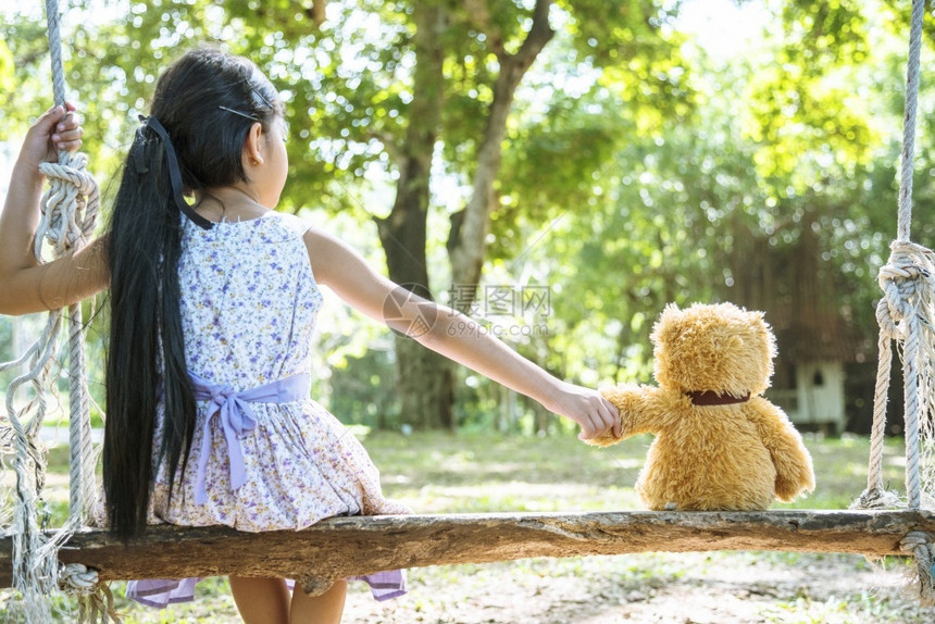 玩具娃泰迪熊是所有可爱的小女孩最好朋友儿童自闭症可以更快乐和有趣当他们在家庭玩耍时感觉爱与关家庭友谊概念乐趣快的图片