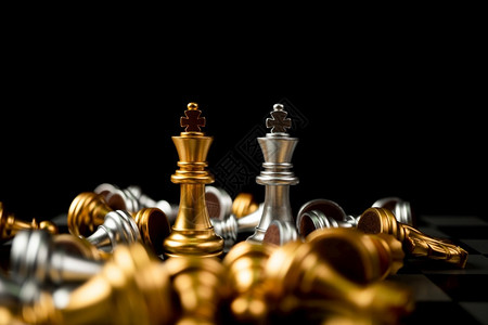 战略领导者斗金和银王象棋是局最后的一站成功商业领导对抗和损失的概念注图片