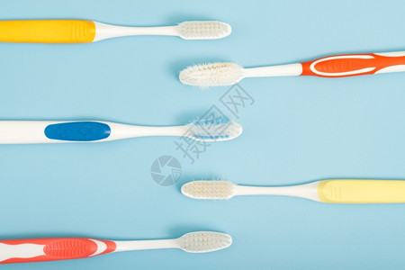 刷子药物使用后储存牙刷和清洁的技术以减少菌种和细的积聚用于减少菌种和细累积的技术图片