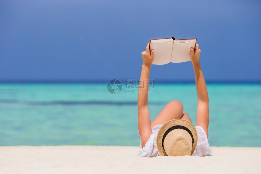 海边度假的女人图片