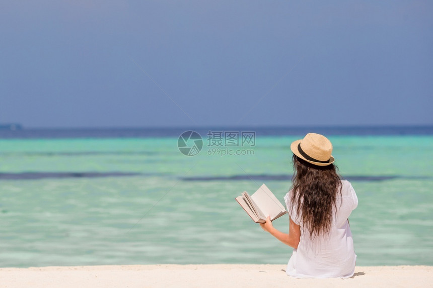 海边阅读的女子图片