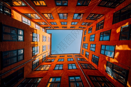 高的丰富多彩绿色独特橙高层建筑接触天空的低角度拍摄独特的高层橙色建筑接触天空的低角度拍摄背景图片