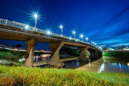 托特丰富多彩的地标天际线在泰国菲特萨努洛克的EkaThotSa根桥上路边夜间交通灯的颜色背景