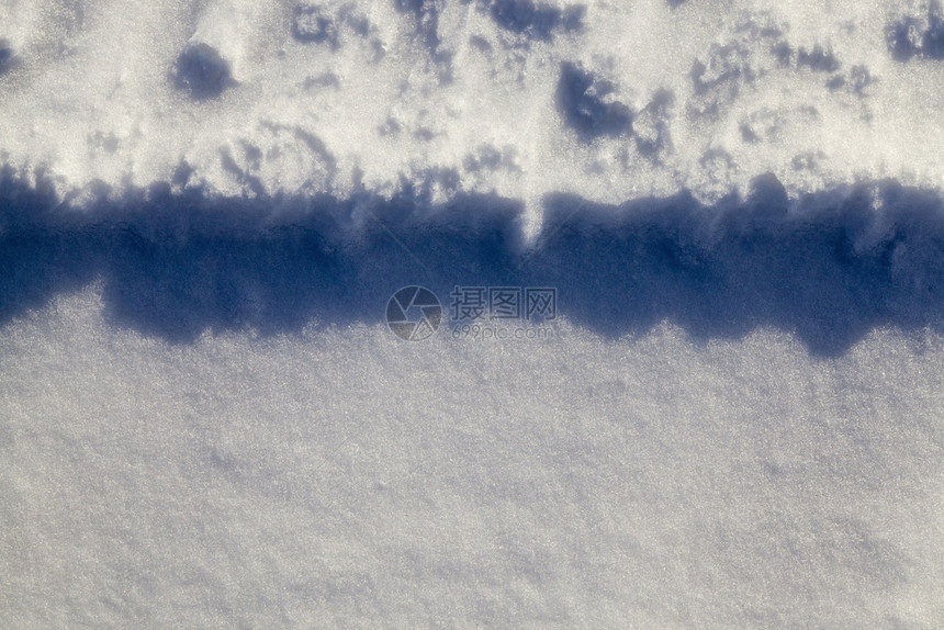 发光的车轨迹被阳光照亮雪从粗糙中获得了一个有趣的外观从车轨迹上场地圣诞节图片