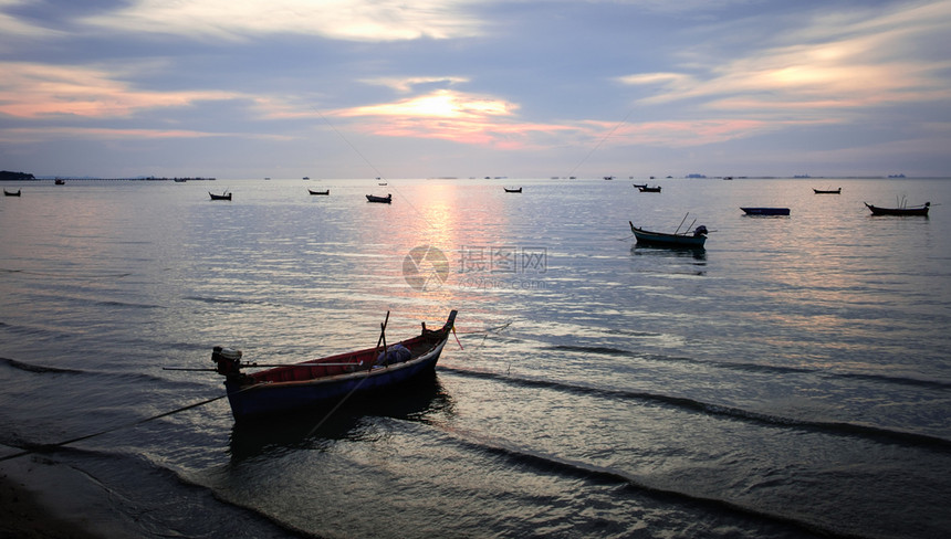 夏天黑暗的橙许多渔船在泰国黄昏的海面上暗淡画图片