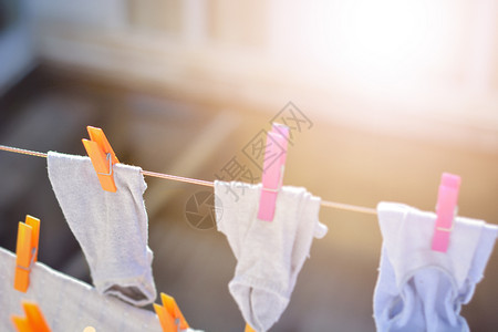 别针干净的棉布衣服线上挂着洗物在阳光下烘干图片