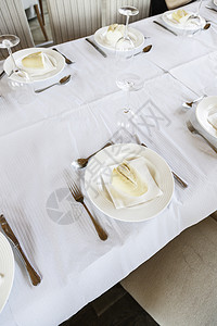 餐桌盘和食品用银器图片