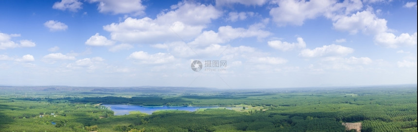 风景森林和农业地区以及更广阔的居住区从宽角度看得可见a森林风景优美户外图片