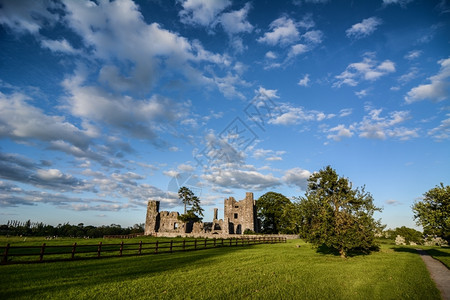 天空历史的绿色爱尔兰活修道院图片