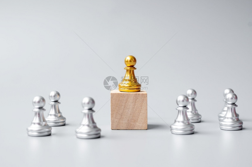 人类金象棋子或领头商人有银胜利领导才能商业成功团队精神和的一环合作带领图片