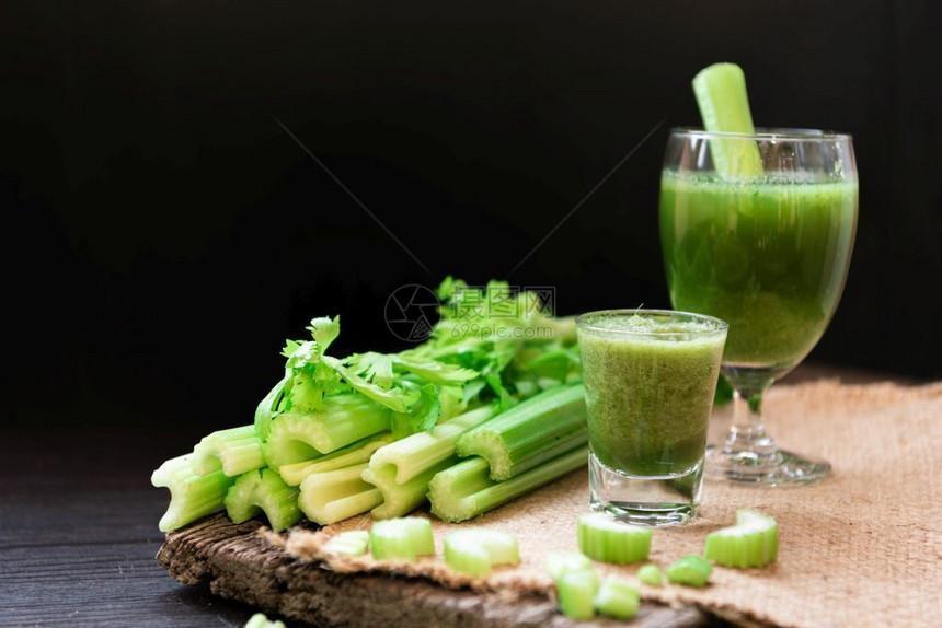 营养丰富美食在欢迎的饮料杯和木桌上用黑色背景叶子在木制桌上的一串新鲜切菜树枝食物和健康蔬菜新鲜草药的成分供食用可口图片