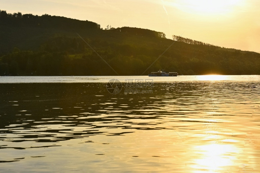 夏天哥特捷克欧洲娱乐和体育区具有自然清水和日落的美丽乡村有自然清水和夕阳的美丽乡村运动图片