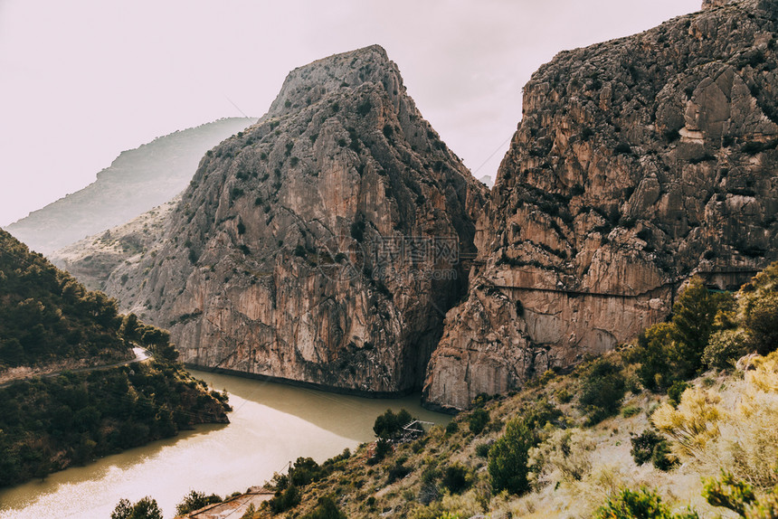 走在西班牙南部岩石山和跑道之间架起桥梁横跨西班牙南部岩山的桥梁水目地图片