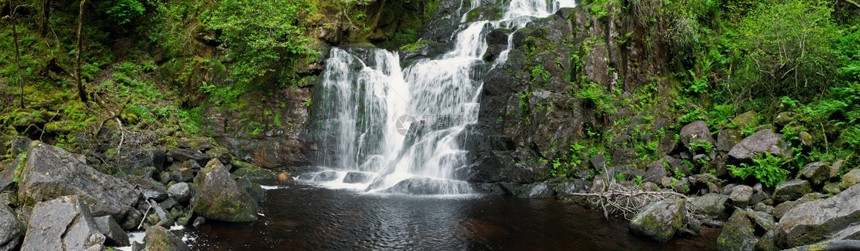 戒指爱尔兰Killarney公园的Torrc瀑布令人惊叹以180角度视图绘制全景地标令人惊叹的图片