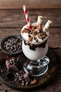 配料爱尔兰人摩卡美味的奶昔加冰淇淋巧克力和饼干高清图片