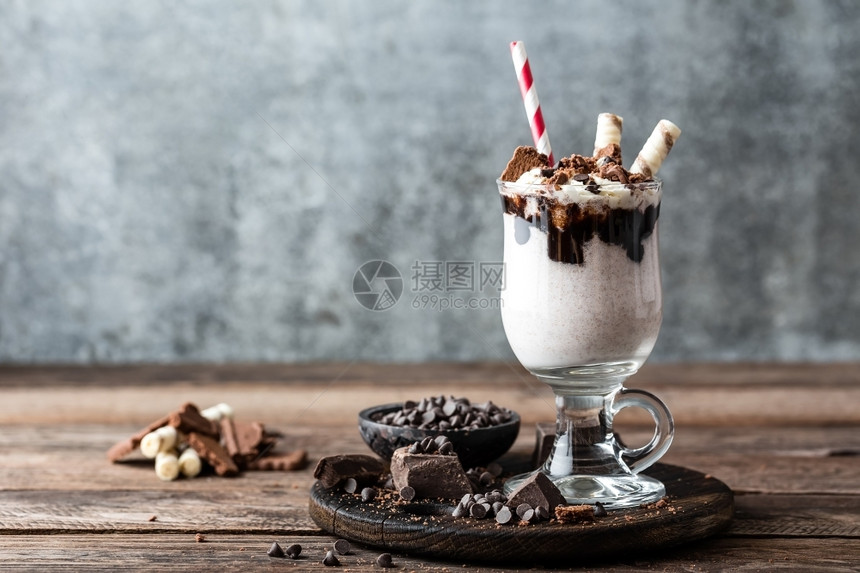 星冰乐乳制品美味的奶昔加冰淇淋巧克力和饼干热的图片