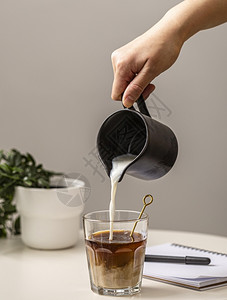 木制的勺子高清晰度照片图人物涂奶油咖啡杯照片质量高的合者包括黑色的图片
