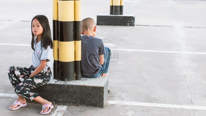 手亚裔女孩和男在商场停车等父母的亚洲女孩和男出生别图片