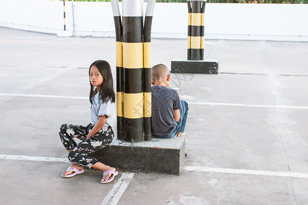 亚裔女孩和男在商场停车等父母的亚洲女孩和男家生活人们图片