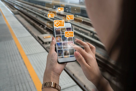 曼谷地铁沟通电话朋友在Skytrain铁路或城市旅行地铁的社交网络概念中女使用智能手机为社交网路媒体提供类似爱评论人和fovorite图设计图片