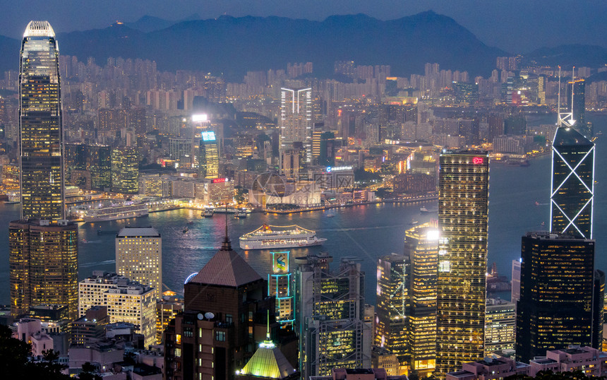 航程旅行2014年月9日香港的大型游轮在夜间船上通过维多利亚港驶2014年月9日夜晚图片