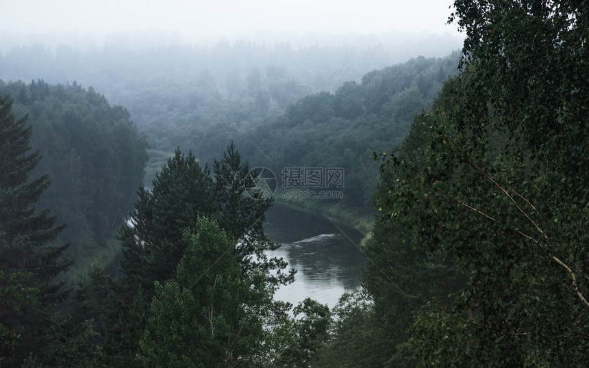 多雾路段俄罗斯伏尔加清晨从山顶到河床和周围森林的风景自然遗迹TribanStufficulation图片