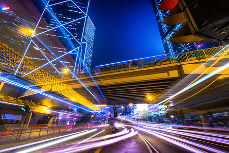 模糊洪香港街对面的摩天大楼和城市交通灯光照亮的未来夜市风景晚图片