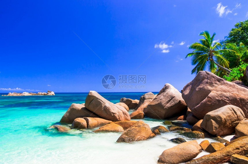 美丽的Praslin岛莱穆里亚海滩带花岗岩蚂蚁和绿石海蓝色的松石图片