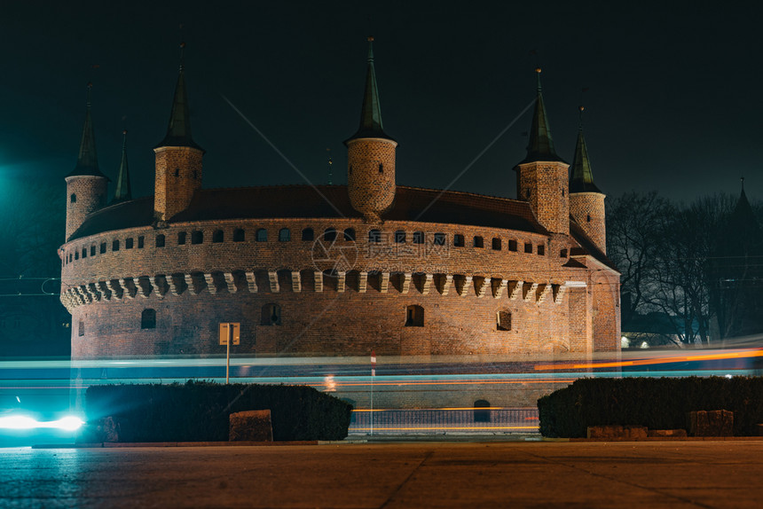 公园历史KrakowBarbican古代波兰历史堡垒通往城市的大门夜间黄昏拍摄背景是长期接触汽车图片
