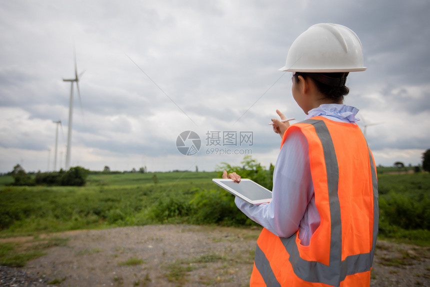 发电机力量可持续的亚洲工程师使用平板电脑检查和在风力涡轮机农场发电站工作亚洲程师使用平板电脑图片