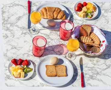 午餐夏日阳光明媚的天气为早餐准备各种食物和饮料的桌位三明治水果图片