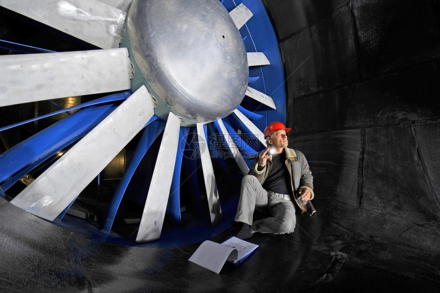 机械的物理外套一名工程师检查风洞内机械结构的工程师a负责检查风洞内的机械结构图片