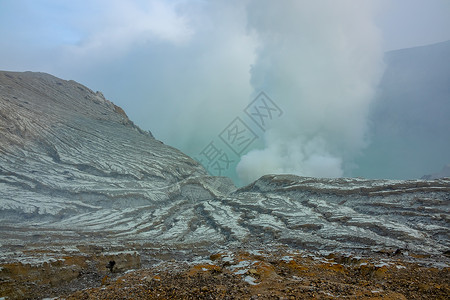 蒸汽盐碱地印度尼西亚东爪哇岛硫磺沉积在KawahIdjen火山坡面和硫卡尔德拉河口的有毒烟雾边缘热背景图片